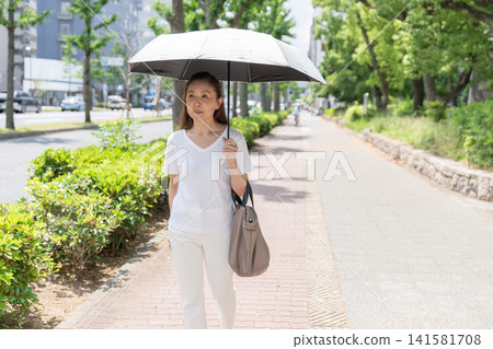 資深婦女遮陽簾 資深婦女遮陽簾 141581708