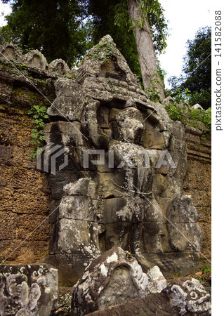 柬埔寨聖劍寺外牆上的迦樓羅雕像 柬埔寨聖劍寺外牆上的迦樓羅雕像 141582088