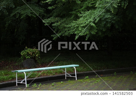 下雨天裡的長椅。 下雨天裡的長椅。 141582503