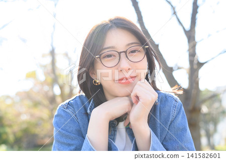 公園裡戴著眼鏡的日本女子 公園裡戴著眼鏡的日本女子 141582601