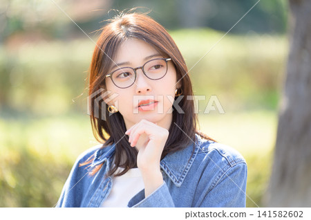 日本女性在公園思考 日本女性在公園思考 141582602