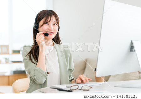 在呼叫中心接聽電話的女接線生 141583125