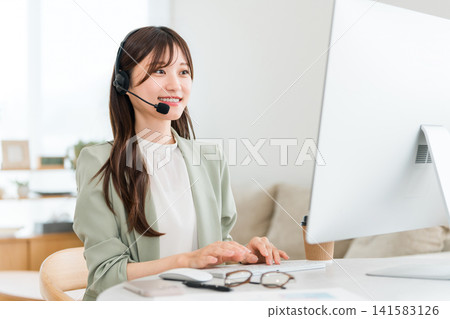 在呼叫中心接聽電話的女接線生 在呼叫中心接聽電話的女接線生 141583126