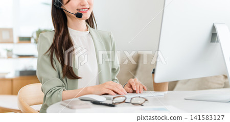 在呼叫中心接聽電話的女接線生 在呼叫中心接聽電話的女接線生 141583127