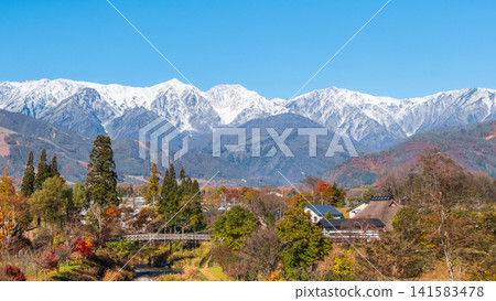 從白馬村大出公園眺望秋日白馬三峰的景色 從白馬村大出公園眺望秋日白馬三峰的景色 141583478