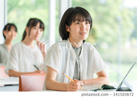 小學生在補習班/課外補習班/上課/暑期班學習（教育） 141583672