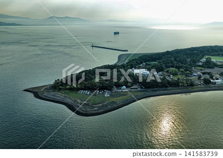 空拍照片顯示了靜岡市半島的海岸線,以及燈塔和防波堤。 空拍照片顯示了靜岡市半島的海岸線,以及燈塔和防波堤。 141583739