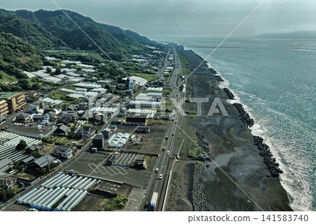 空拍照片捕捉了靜岡市久野市的黑沙灘和海岸線。 空拍照片捕捉了靜岡市久野市的黑沙灘和海岸線。 141583740
