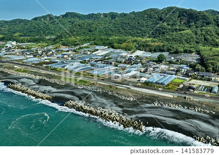 空拍照片捕捉了靜岡市久能海岸的黑沙灘和海岸線。 空拍照片捕捉了靜岡市久能海岸的黑沙灘和海岸線。 141583779