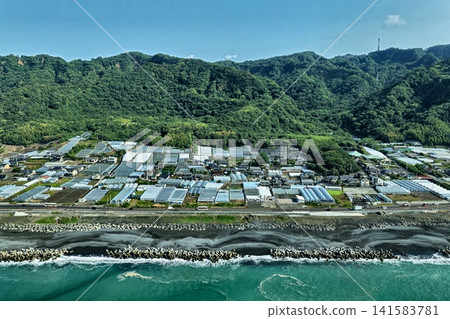 空拍照片,展現了靜岡市久野市的海岸線和溫室。 空拍照片,展現了靜岡市久野市的海岸線和溫室。 141583781