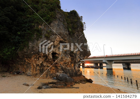 [Okinawa Prefecture] Sunset at Naminoue Beach 141584279