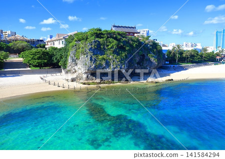 [Okinawa Prefecture] Naminoue Shrine and Naminoue Beach under a clear blue sky 141584294