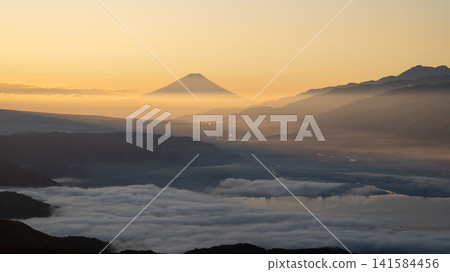 [Nagano Prefecture] View from Takabocchi Plateau: Mt. Fuji and Lake Suwa at sunrise 141584456