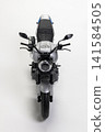 塗裝摩托車模型的正面視圖。 141584505