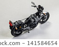 一輛裸露的摩托車模型，車身外殼已被拆除。 141584654