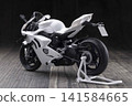 基本組裝好的超級跑車模型的後視圖。 141584665