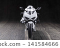 基本組裝好的超級跑車模型的正面視圖。 141584666