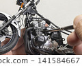 摩托車引擎區域的面板襯裡工作。 141584667