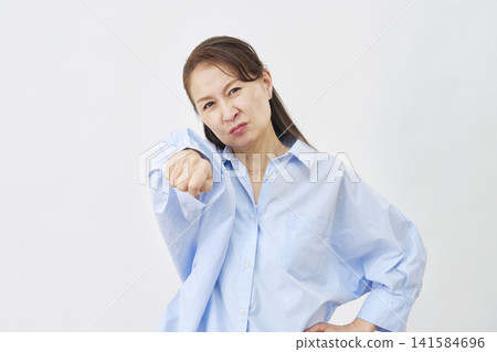 女子對著白色背景揮拳 141584696