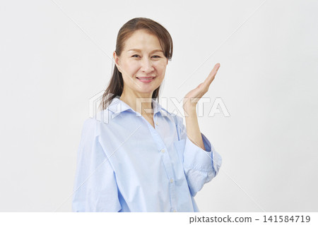 白色背景上的女子用手掌指向右側 141584719