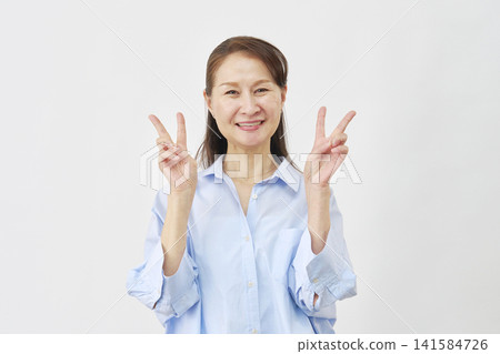 一位女士在白色背景上做出和平手勢 141584726