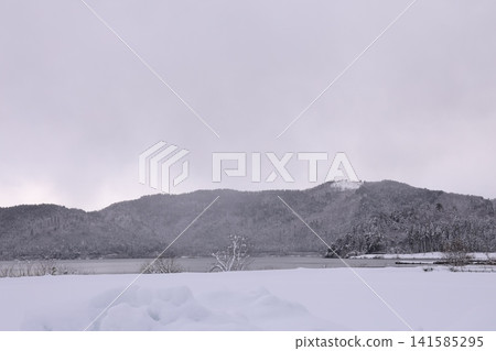 白雪皚皚的山峰和湖泊 白雪皚皚的山峰和湖泊 141585295