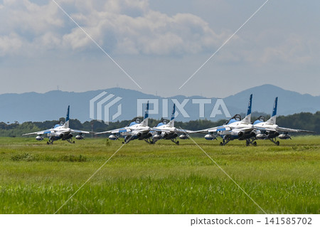 [Shizuoka] The Blue Impulse aerobatic team came to Hamamatsu Air Base's Air Park. So cool! 141585702
