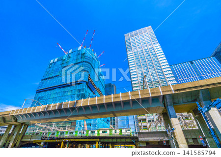 A new landscape of Tokyo's urban scenery. TOKYO TORCH: A cluster of giant cranes in Otemachi. The Yamanote Line runs... Towards a new era. A new landscape of Tokyo's urban scenery. TOKYO TORCH: A cluster of giant cranes in Otemachi. The Yamanote Line runs... Towards a new era. 141585794