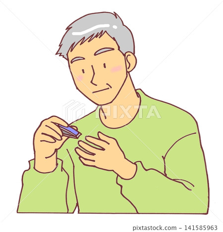 一位老人在修剪指甲 一位老人在修剪指甲 141585963