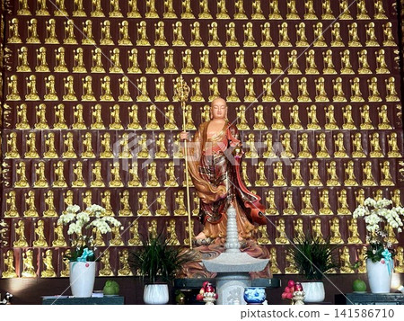越南胡志明市富光寺內眾多金色佛像 越南胡志明市富光寺內眾多金色佛像 141586710