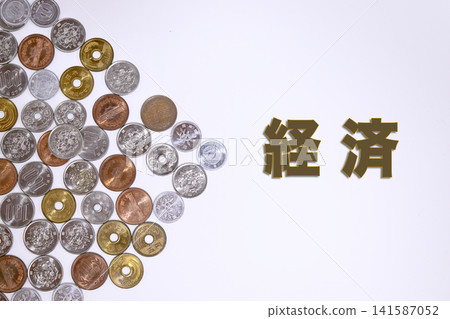 經濟學教科書和日元硬幣 141587052
