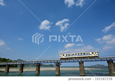 一列KiHa 40系列車駛過日南線上的細田川河口大橋。 一列KiHa 40系列車駛過日南線上的細田川河口大橋。 141587259