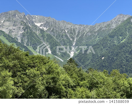 The Hotaka mountain range as seen from Kamikochi (Kamikochi, Matsumoto City, Nagano Prefecture; photo taken in July) The Hotaka mountain range as seen from Kamikochi (Kamikochi, Matsumoto City, Nagano Prefecture; photo taken in July) 141588039
