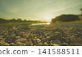 夕陽照亮的河流 141588511