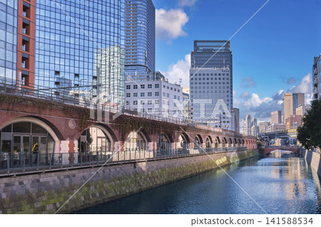 從萬世橋上可以看到鐵路軌道下的磚造建築:萬世橋市場 從萬世橋上可以看到鐵路軌道下的磚造建築:萬世橋市場 141588534