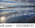 Tidal flats appear on the Shonan Chigasaki coast, reflecting the sky. 141588535