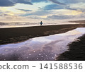 Tidal flats appear on the Shonan Chigasaki coast, reflecting the sky. 141588536