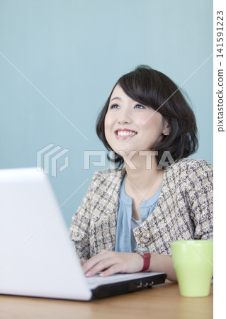 Business woman who operates a personal computer Business woman who operates a personal computer 141591223