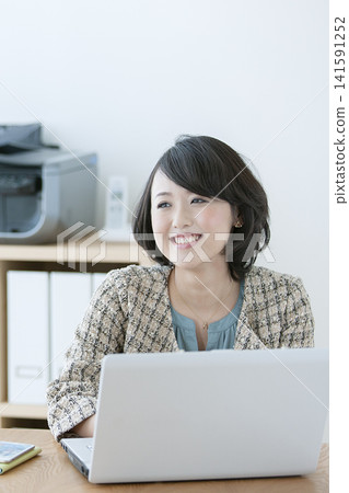 Business woman who operates a personal computer Business woman who operates a personal computer 141591252