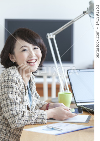 Business woman manipulating tablet Business woman manipulating tablet 141591253