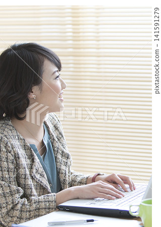 經營個人電腦的女商人 141591279