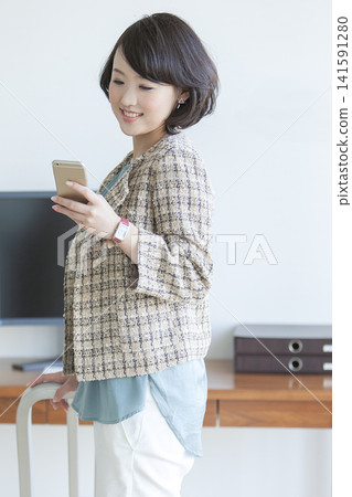 操作移動電話的女商人 141591280