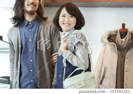 一對夫婦在一家商店購物 141591281