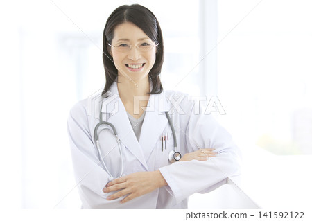 穿白色外套的女性醫生 141592122