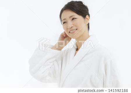 一位身穿浴袍的中年婦女 141592188