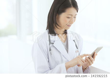操作智能手機的女性醫生 141592215