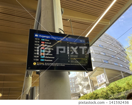 北歐挪威某火車站的電子顯示幕上顯示的出發資訊。 北歐挪威某火車站的電子顯示幕上顯示的出發資訊。 141592436