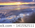 Tidal flats appear on the Shonan Chigasaki coast, reflecting the evening sky. 141592511