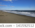 The Shonan coast stretches out before you with a blue sky and sandy beach, and Enoshima Island can be seen across the sea. 141592512