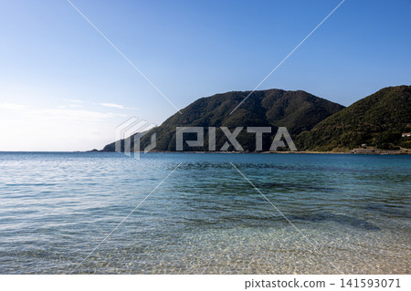 薩塔角的海岸景色優美,海面清澈平靜,遠處是綿延起伏的翠綠山坡。 薩塔角的海岸景色優美,海面清澈平靜,遠處是綿延起伏的翠綠山坡。 141593071